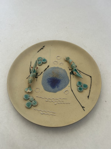 картинка Тарелелка декоративная беж керамика 25см. от магазина Одежда+