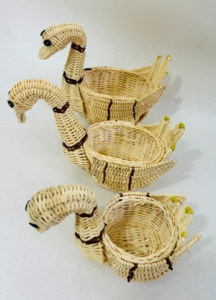картинка 07-003 Плетеный сувенир Гуси 3/1;20х12Н18; 20х10 Н 16; 18х9Н13 см.(ротанг) от магазина Одежда+
